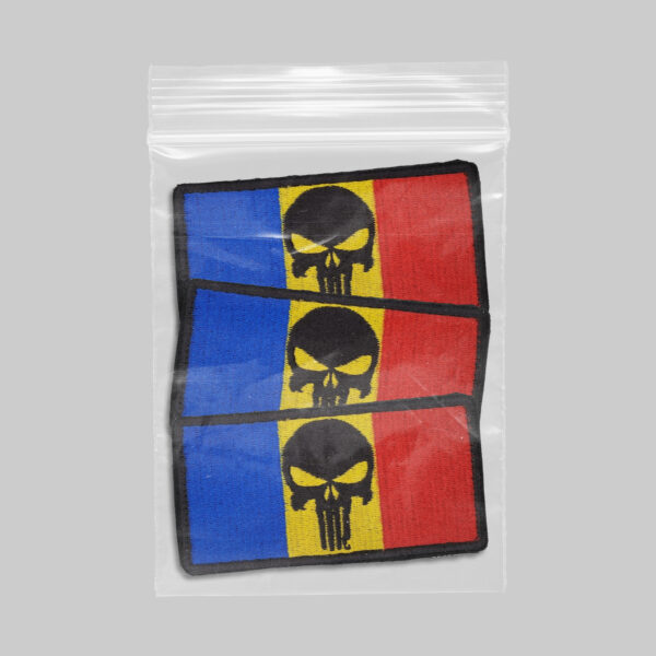 Ecuson Drapel cu craniu brodat 7.5x4.5cm