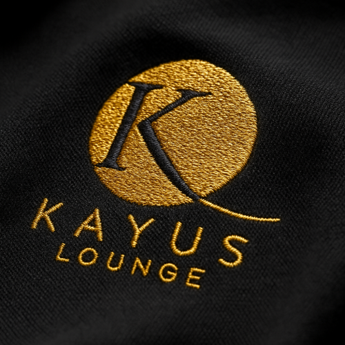 broderie personalizata pentru kayus lounge brasov realizata de EmblemeBroderie.ro pe tricou polo