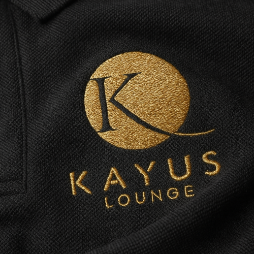 broderie personalizata pentru kayus lounge brasov realizata de EmblemeBroderie.ro pe tricou polo v2