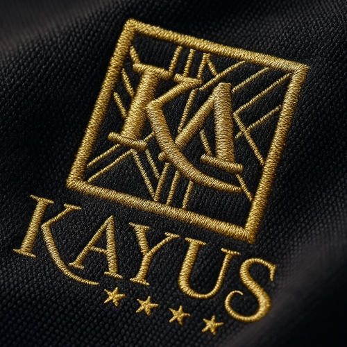 broderie personalizata pentru kayus restaurant brasov realizata de EmblemeBroderie.ro pe tricou polo