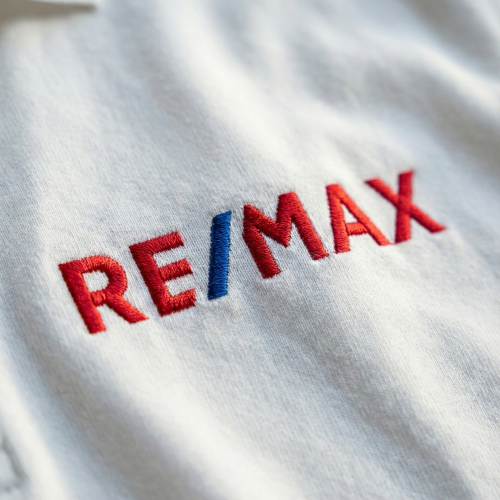 broderie personalizata pentru remax imobiliare realizata de EmblemeBroderie.ro pe tricou polo